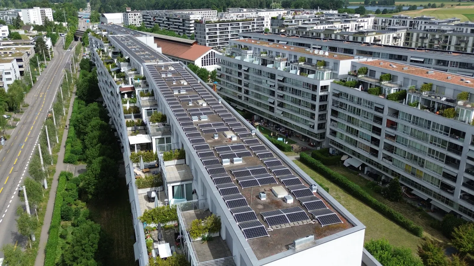 Drohnenaufnahme: Wohnüberbauung mit Photovoltaik auf mehreren Gebäudezeilen