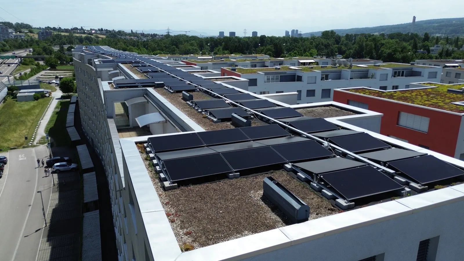 Drohnenaufnahme: Photovoltaik auf den Flachdächern einer städtischen Wohnüberbauung